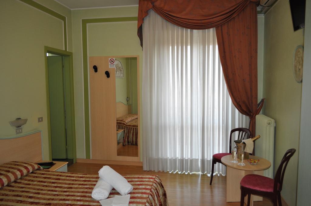 Hotel Alsazia Сірміоне Номер фото